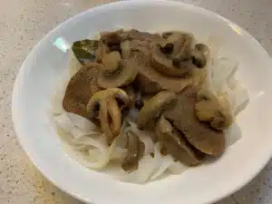 לשון בקר ברוטב פטריות
